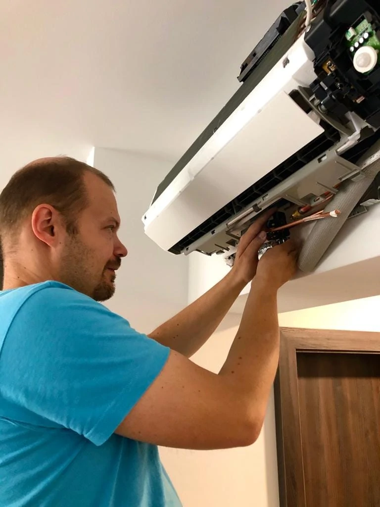 Servisny technik vykonava servis na klimatizacii v Bratislave