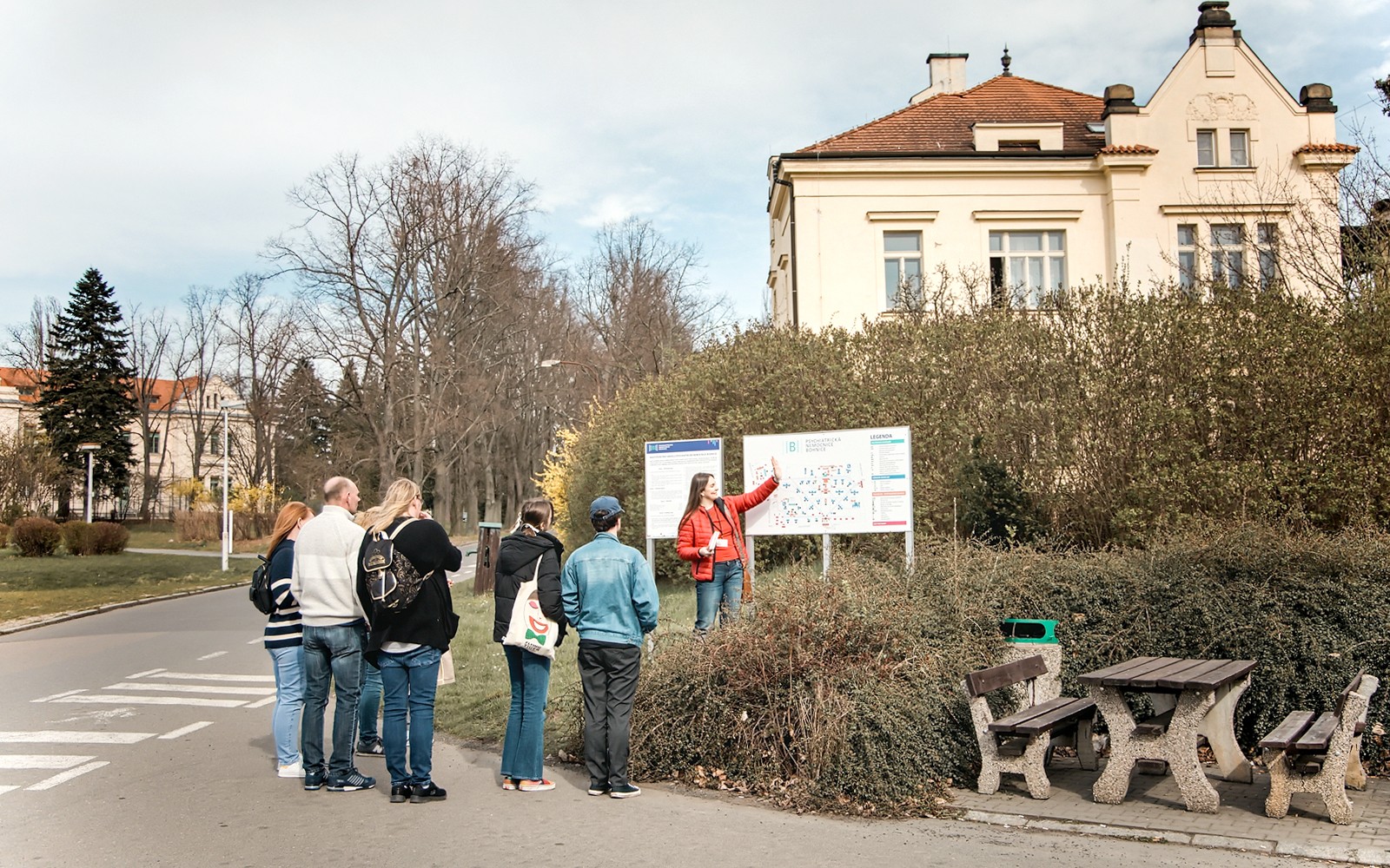 一群人在布拉格博尼采精神病医院聆听导览员讲解。