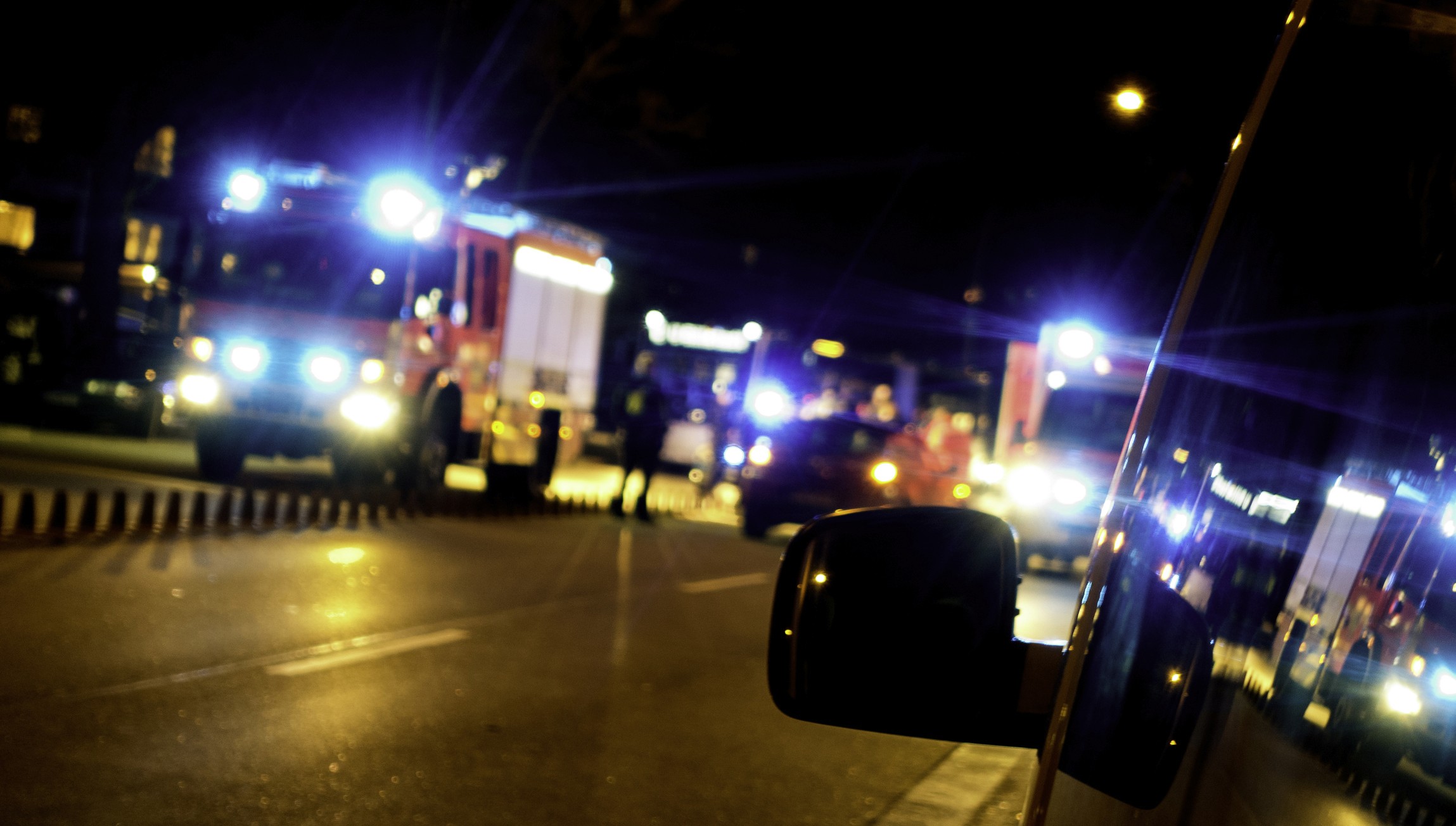 Krankenwagen und Feuerwehr auf Straße