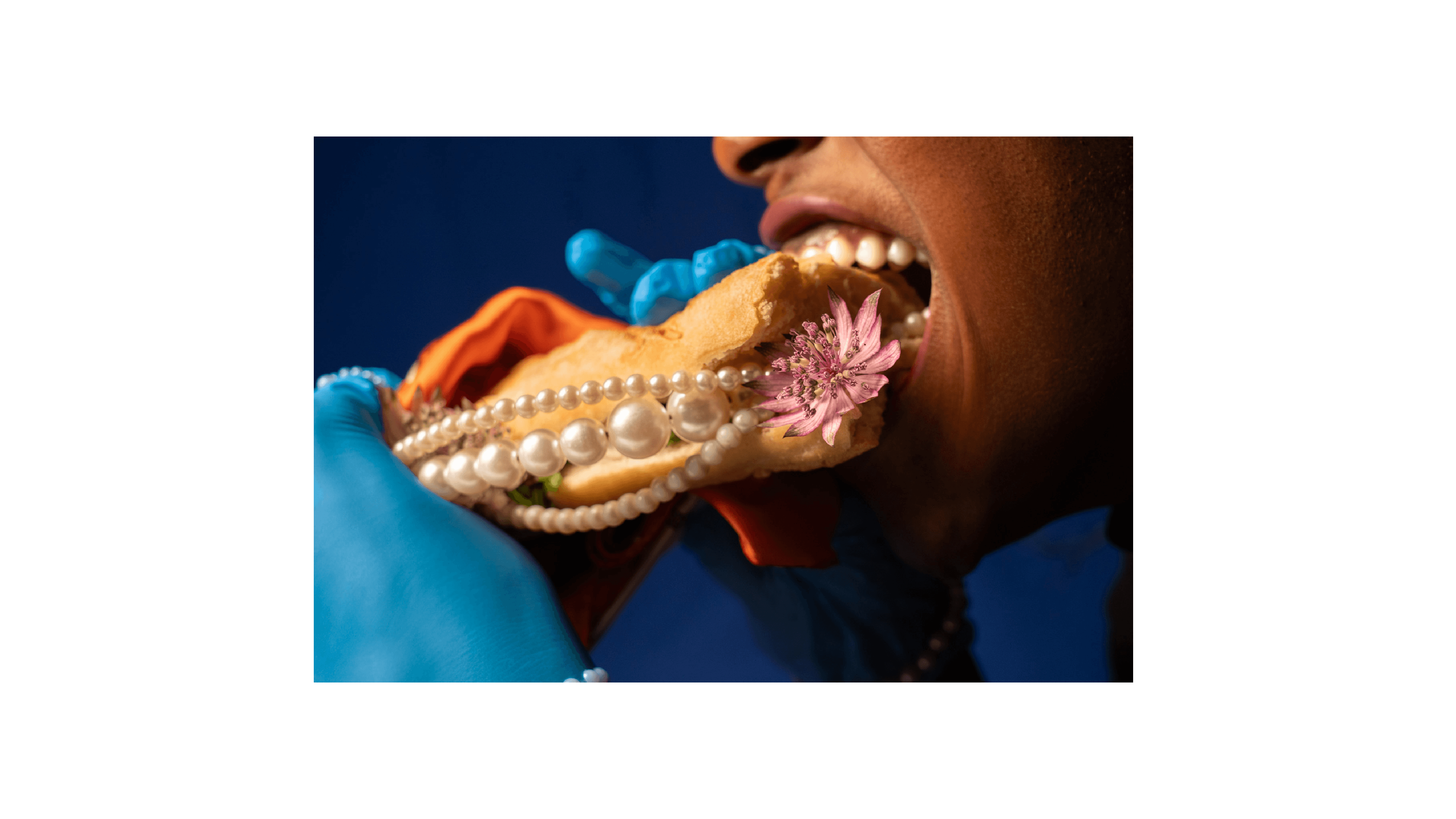 Dans le cadre de 'Croqueur·euse de perles', des objets domestiques sont métamorphosés en éléments de luxe. L'ordinaire devient précieux, les gants de ménage deviennent des accessoires élégants et les fleurs se mêlent aux perles, offrant une exploration visuelle des rôles de genre et des normes sociales.