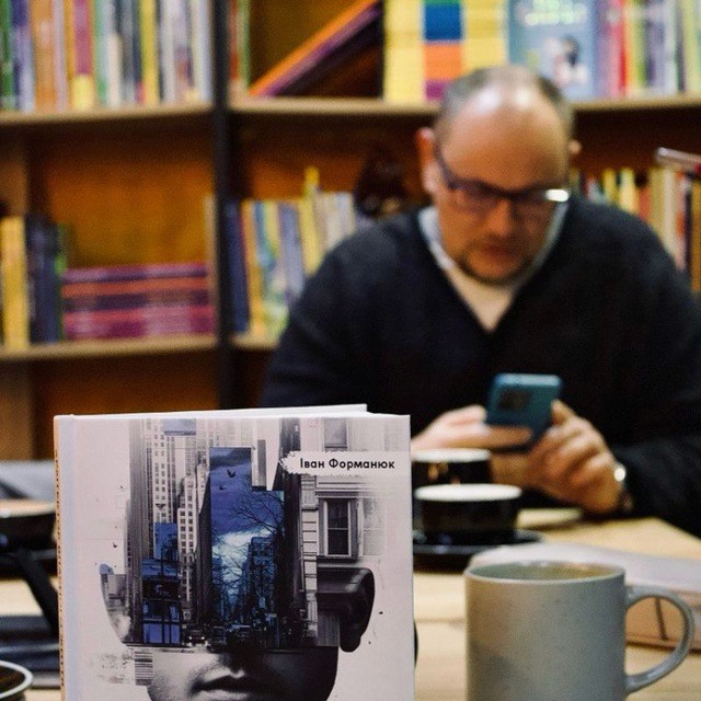 a portrait of the back of a man 