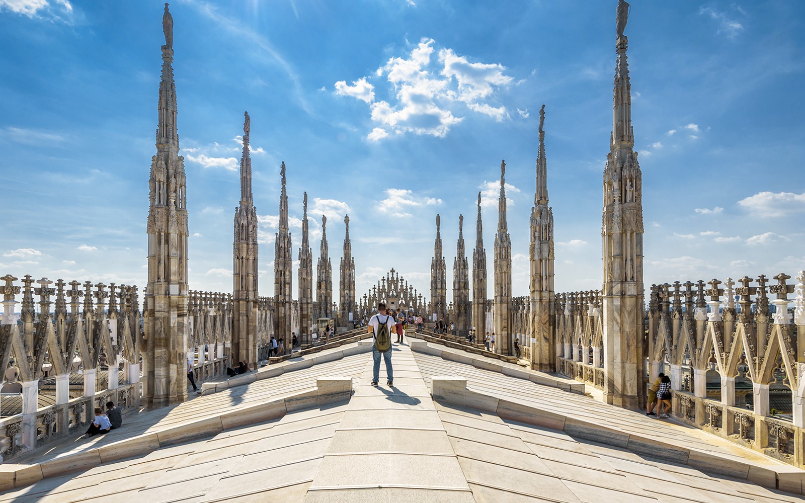 Útsýni frá þakinu á Dómkirkjunni í Mílanó með turnsbrýr, hluti af opinberu Milano Pass upplifuninni.