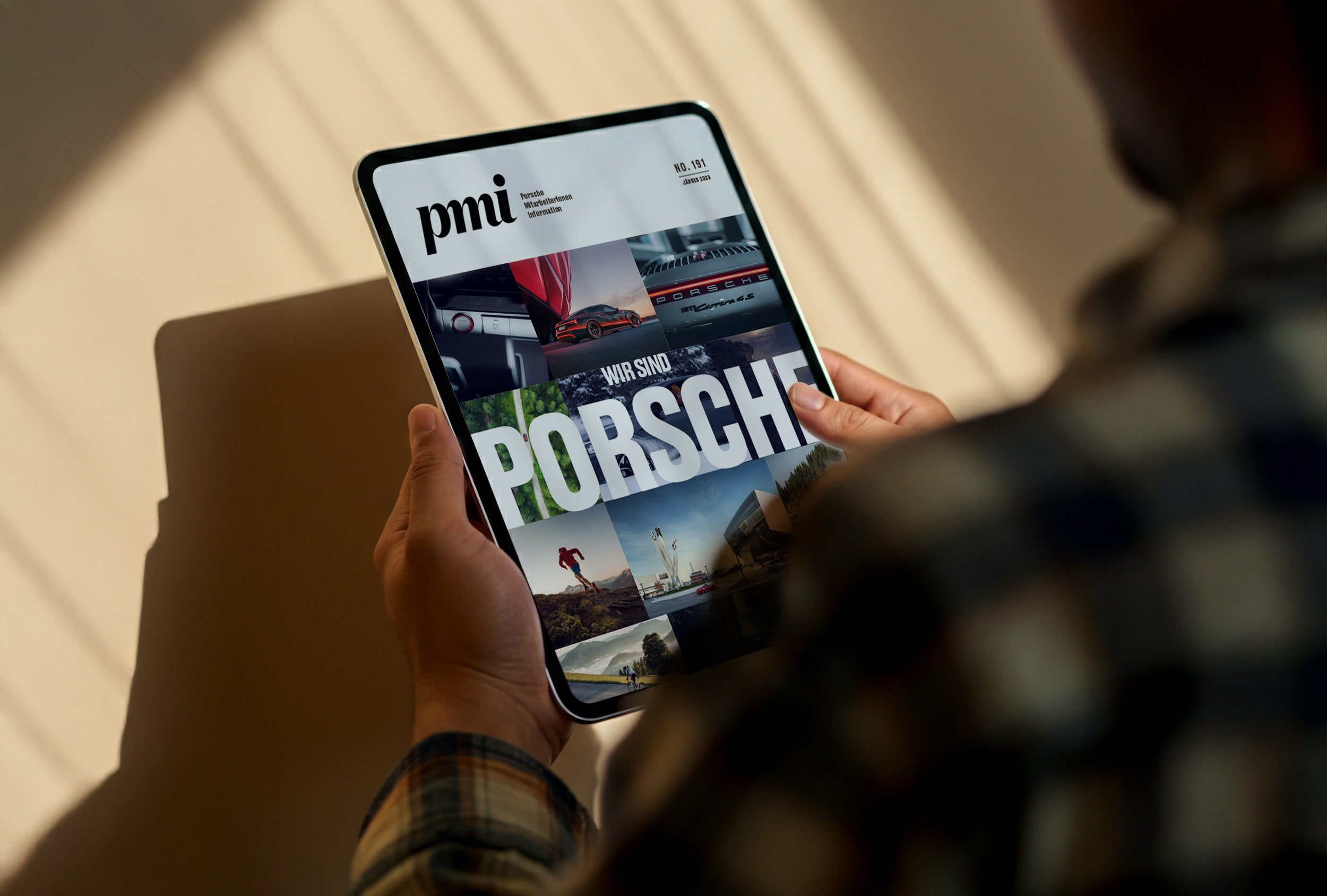 Darstellung der digitalen Ausgabe des Porsche Mitarbeiter-Magazins auf einem Tablet, die neue Kommunikationswege eröffnet.