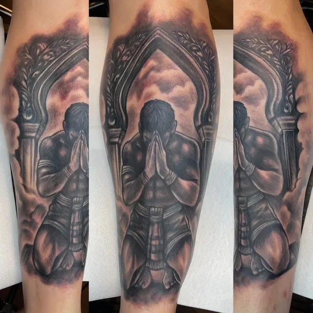 Realistisk sleeve-tatuering med bedjande figur och katedralmotiv, High Heels Tattoo