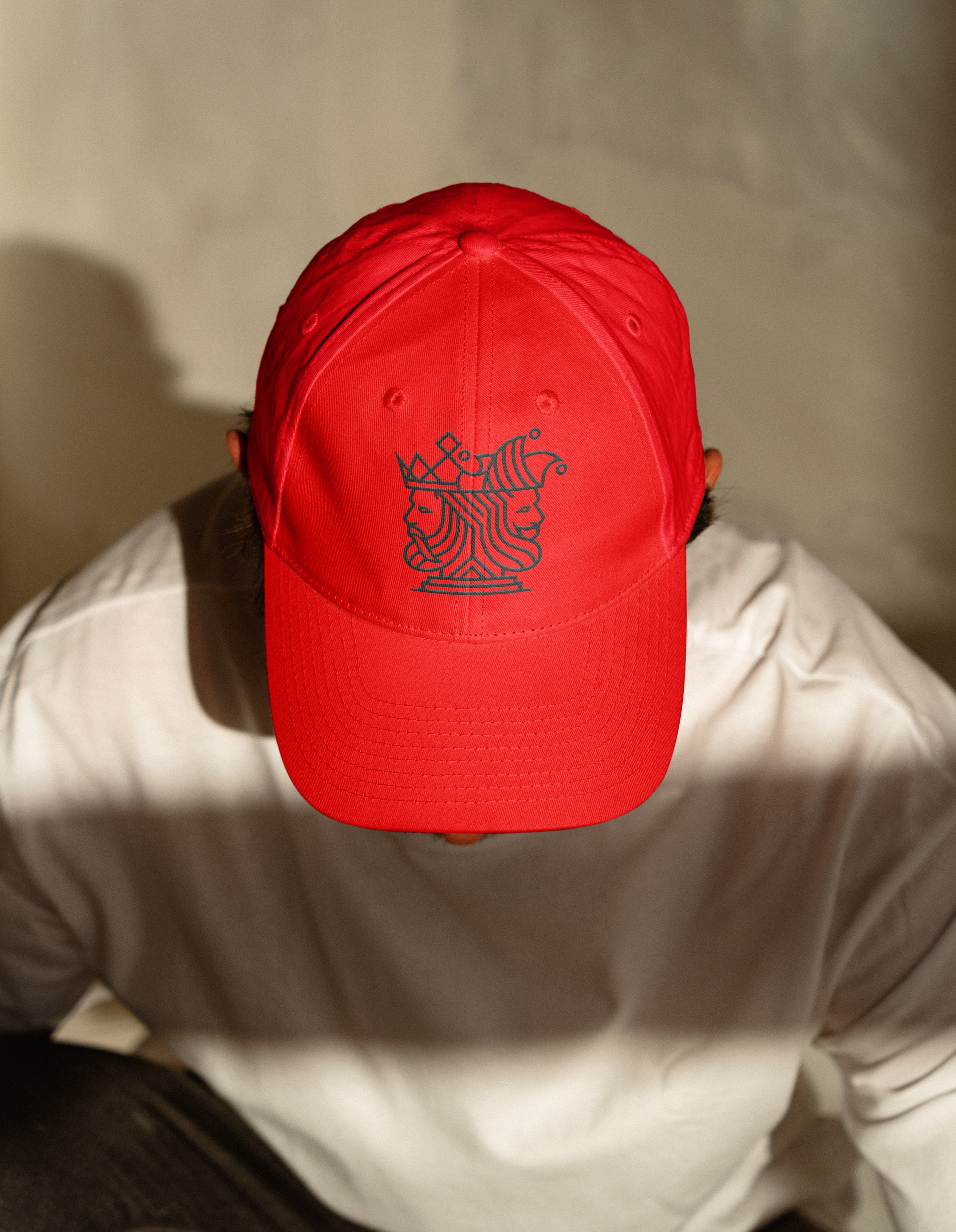 Helmerick & Lou Logo auf roter Cap – Packaging Design von Studio Felix Ernesti