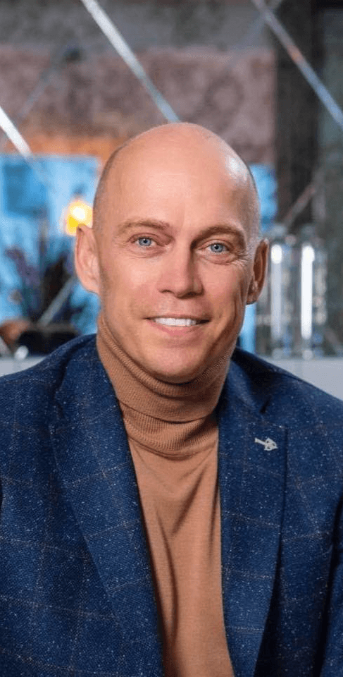 Jonathan Richardson - creator of the online course "AI in Business", wearing a suit, exuding confidence and professionalism.