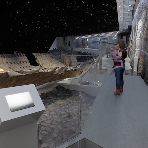 Egy nő, kezében babával, nézi az ősi hajóroncs kiállítást egy modern múzeumban, csillagos égboltot idéző mennyezet alatt.