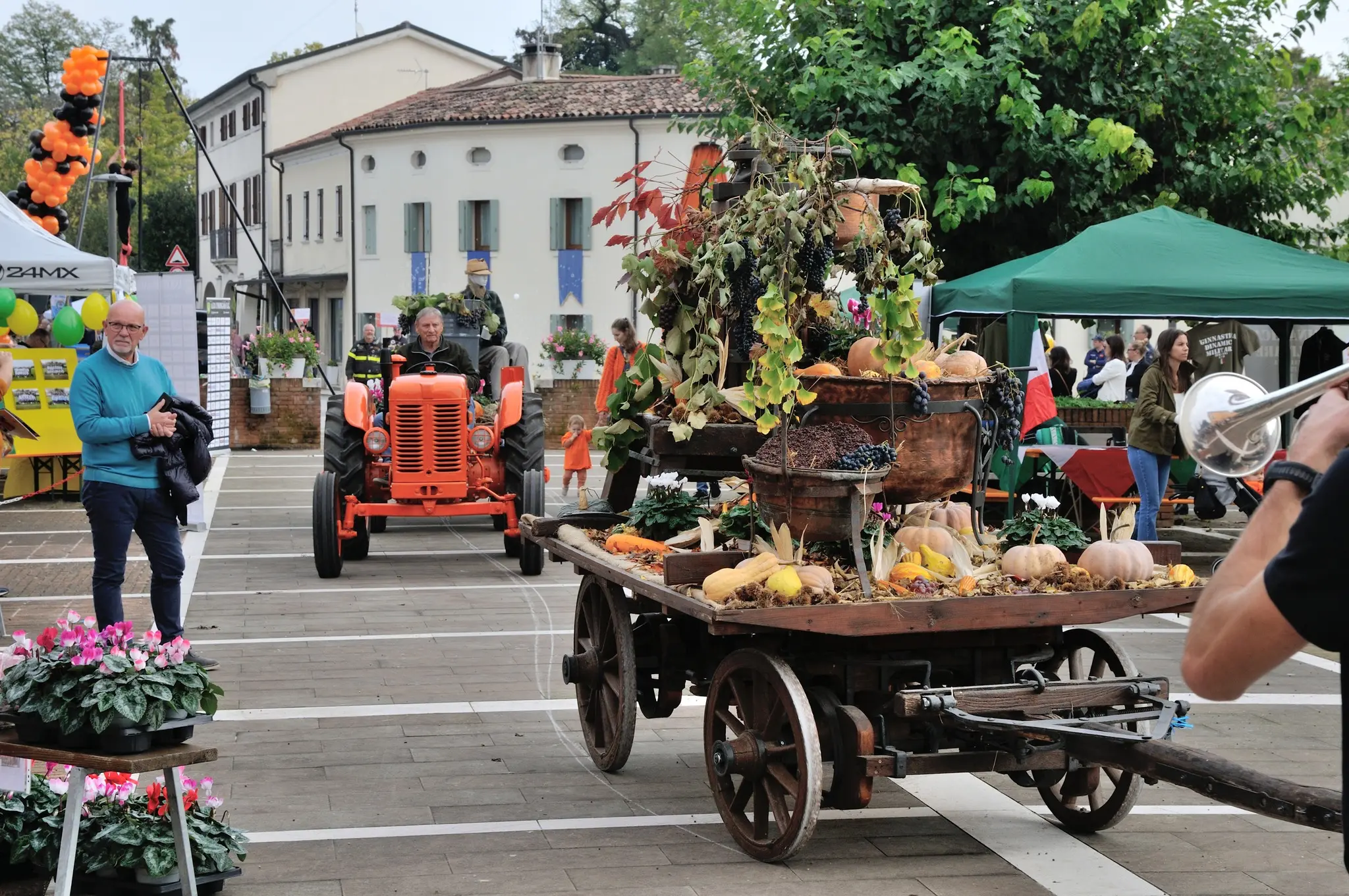 Carro di zucche e artigiani in mostra