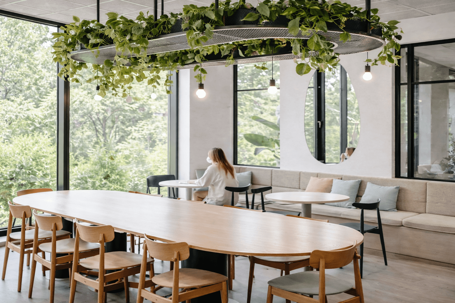 Espace professionnel aménagé avec mobilier design et végétation intérieure, résultat d'un suivi de chantier complet