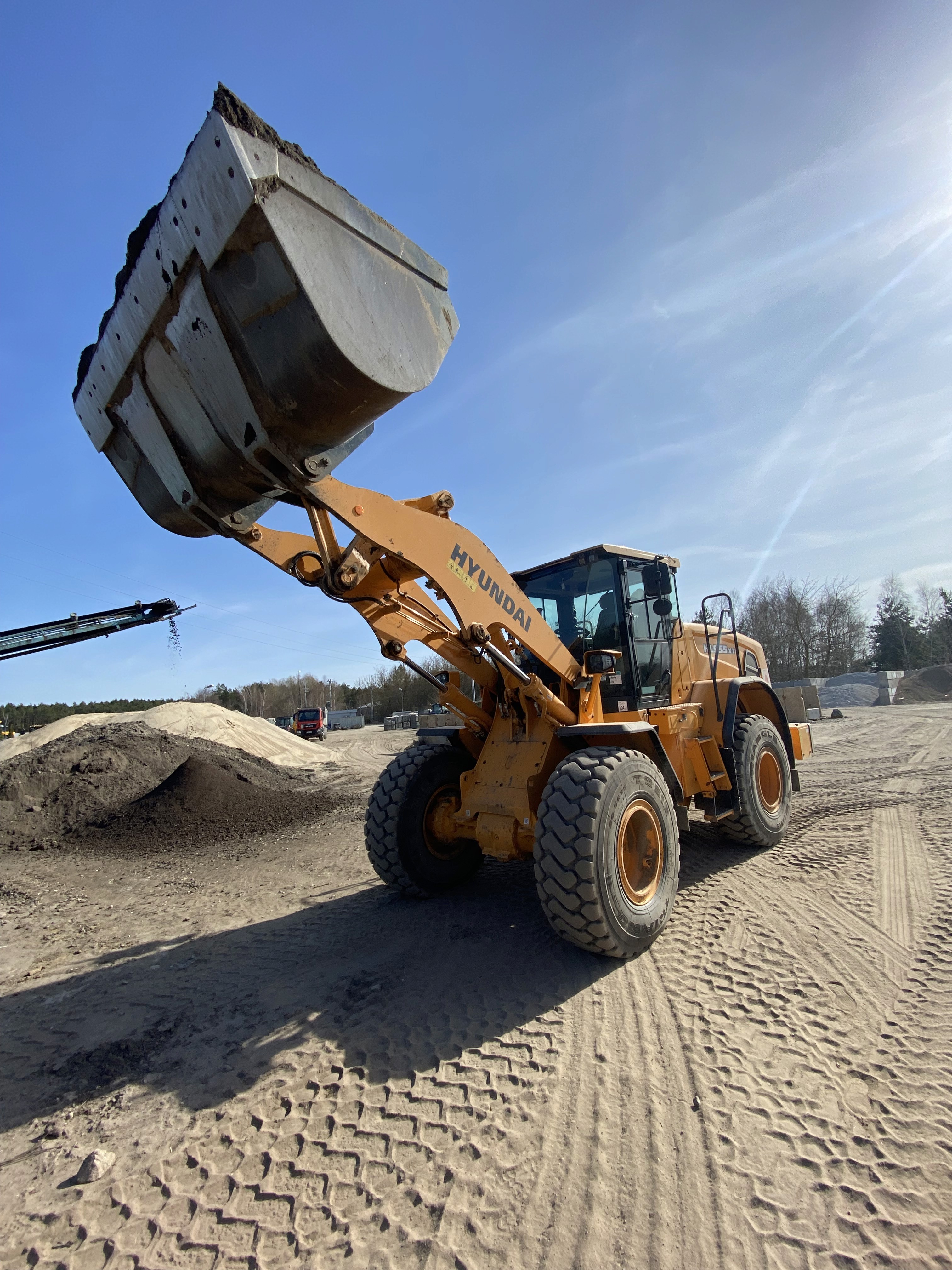 Ładowarka kołowa Hyundai HL955XT przygotowana do załadunku materiałów sypkich