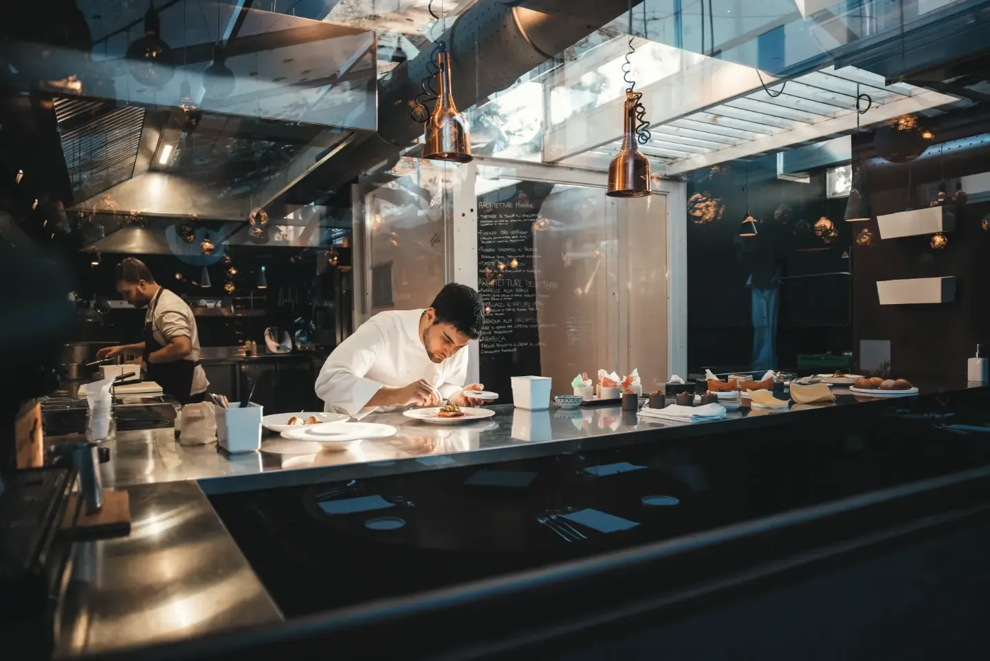 Seguro de comercio Allianz para hostelería: chef trabajando en la cocina de un restaurante protegido en Murcia centro.