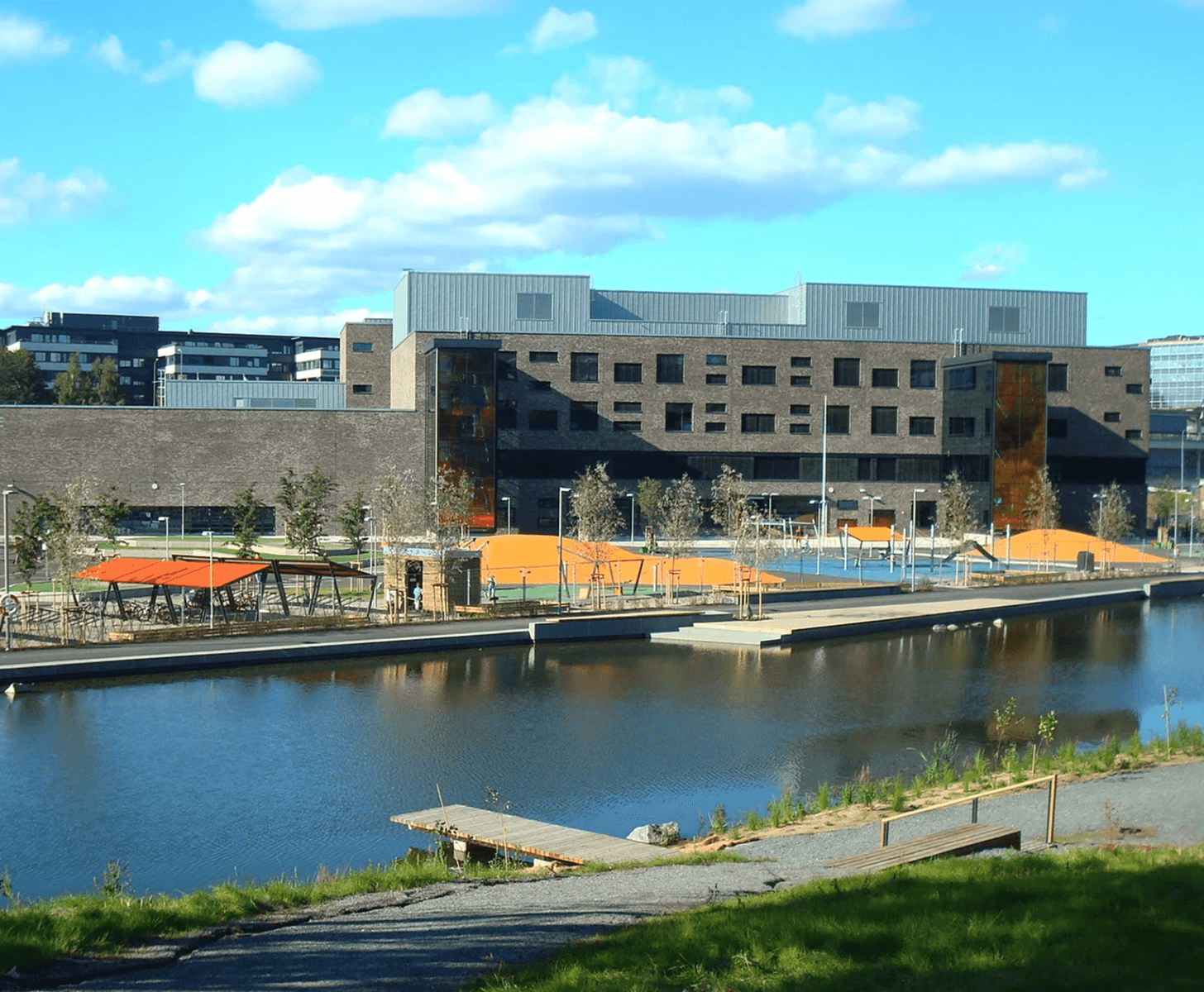 Teglverket skole ved vannet med moderne skolebygg og uteområde