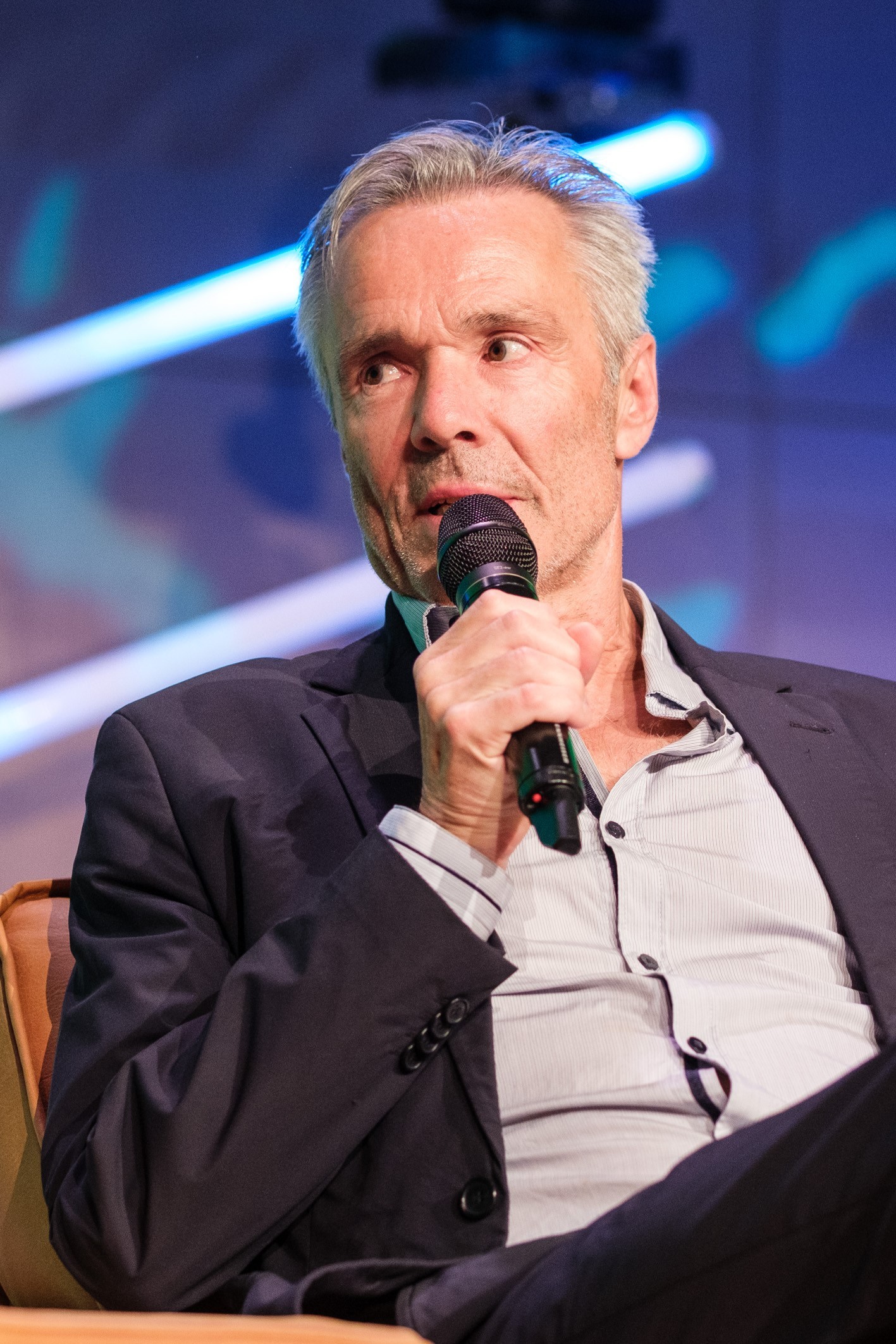 Hannes Jaenicke spricht engagiert bei einer Veranstaltung – Stimme für Natur-, Tier- und Artenschutz.