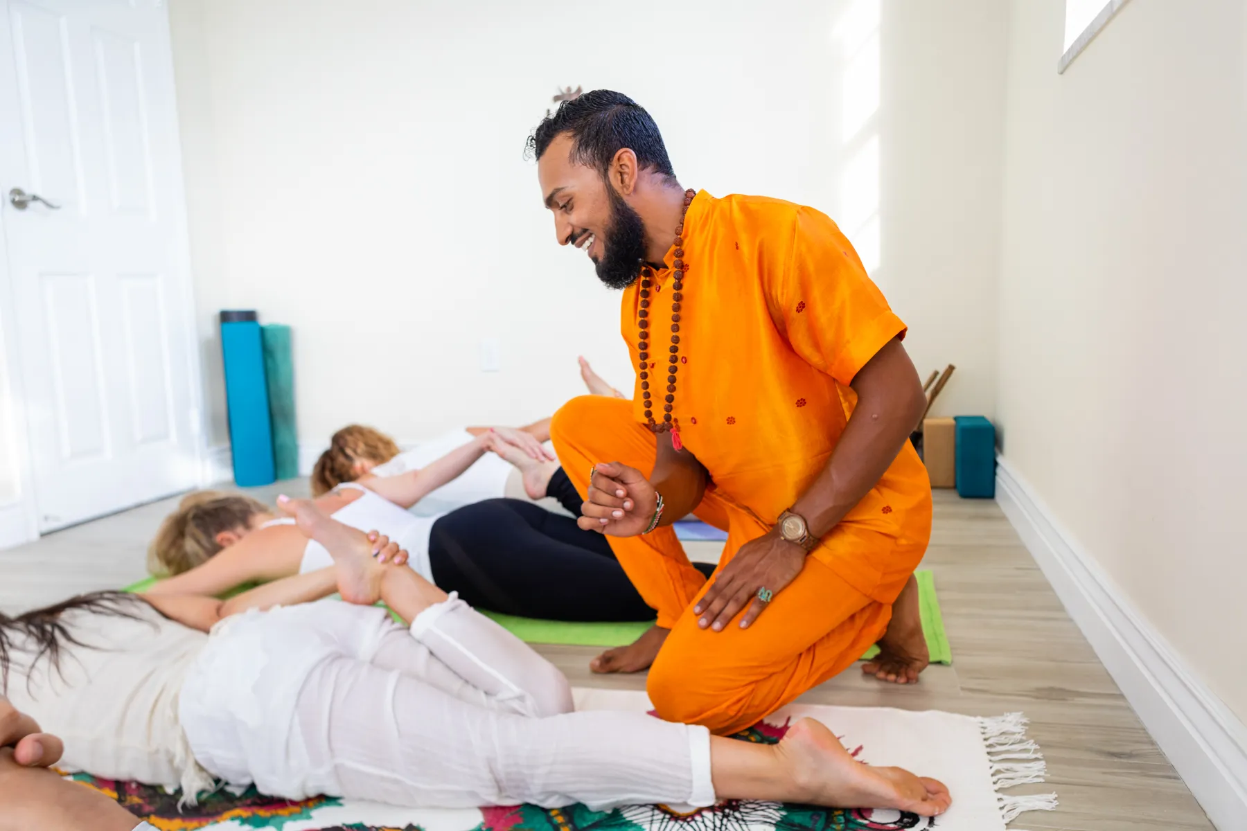 Sri Sudarshan performing sound therapy