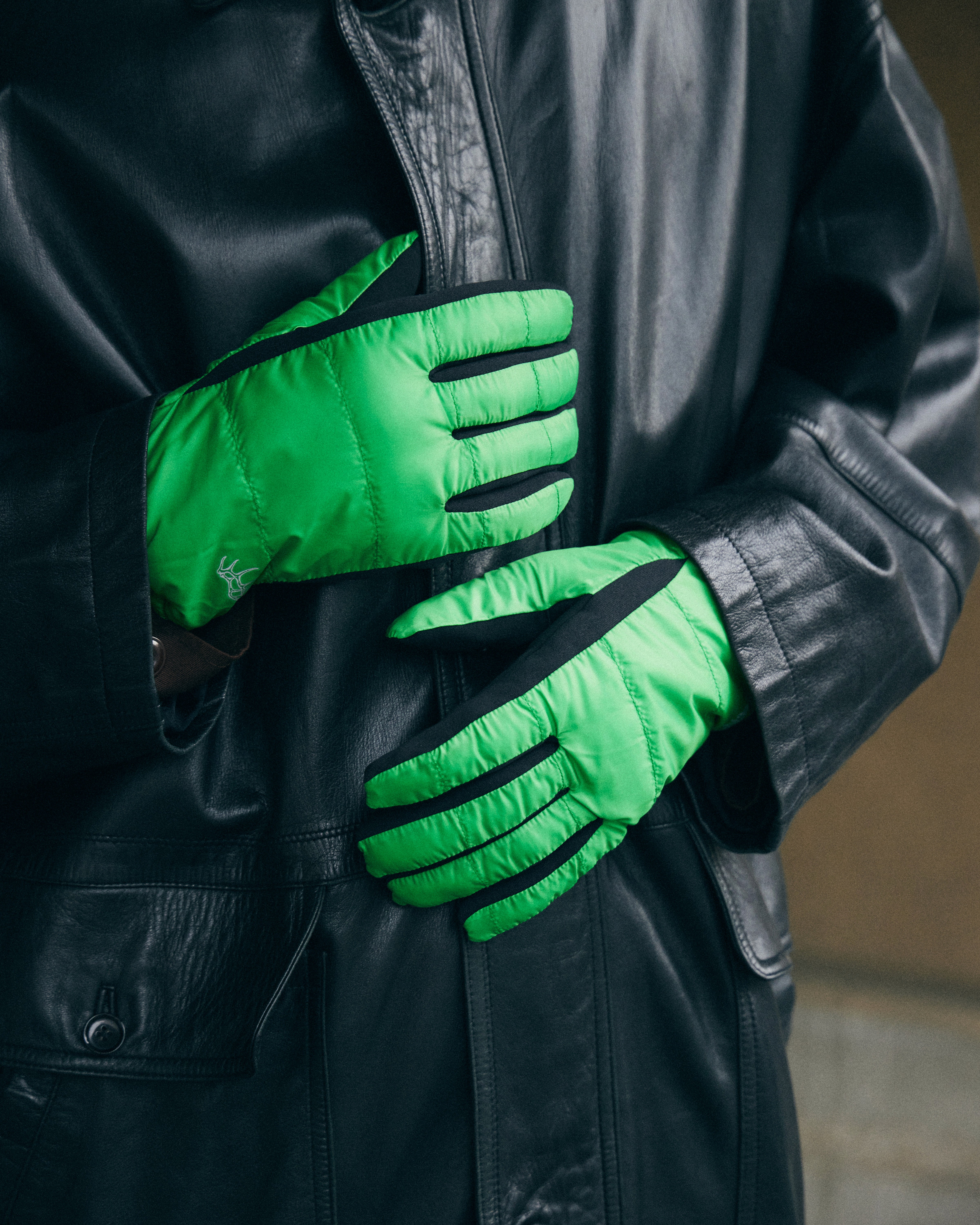 Gants techniques verts clairs portés par un homme