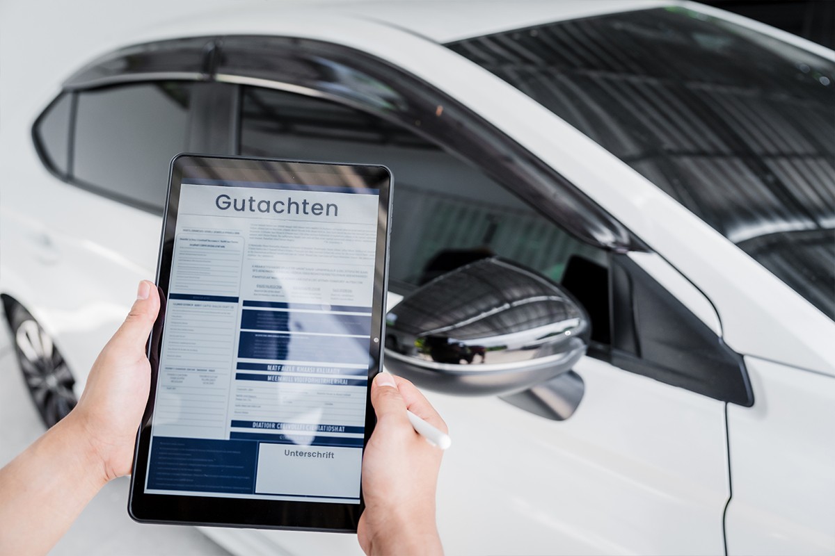 Sachverständiger erstellt Unfallgutachten am Fahrzeug – KulXpert KFZ-Gutachten Bonn Rhein-Sieg