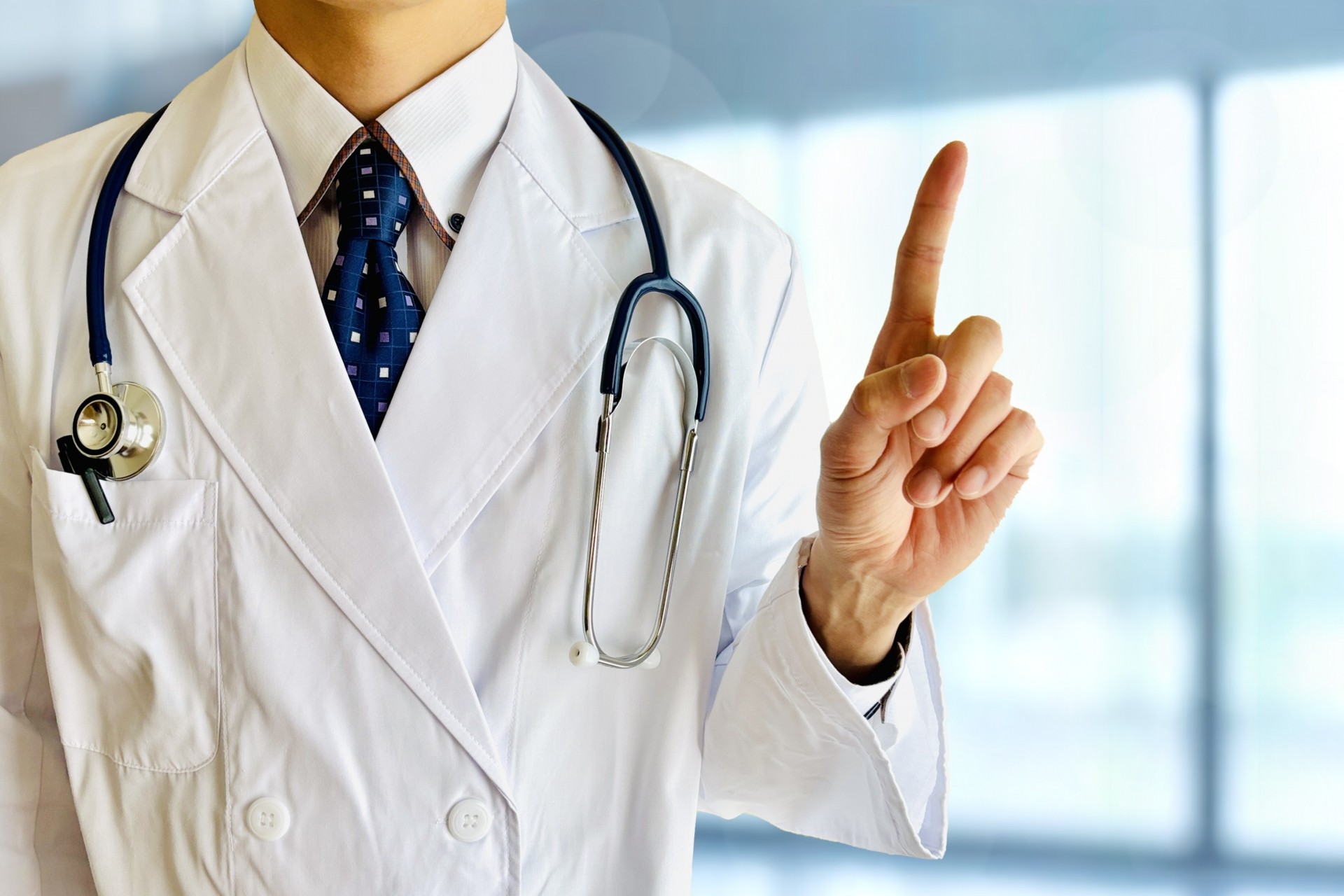 脂肪肝の検査における注意点を説明する医師のイメージ