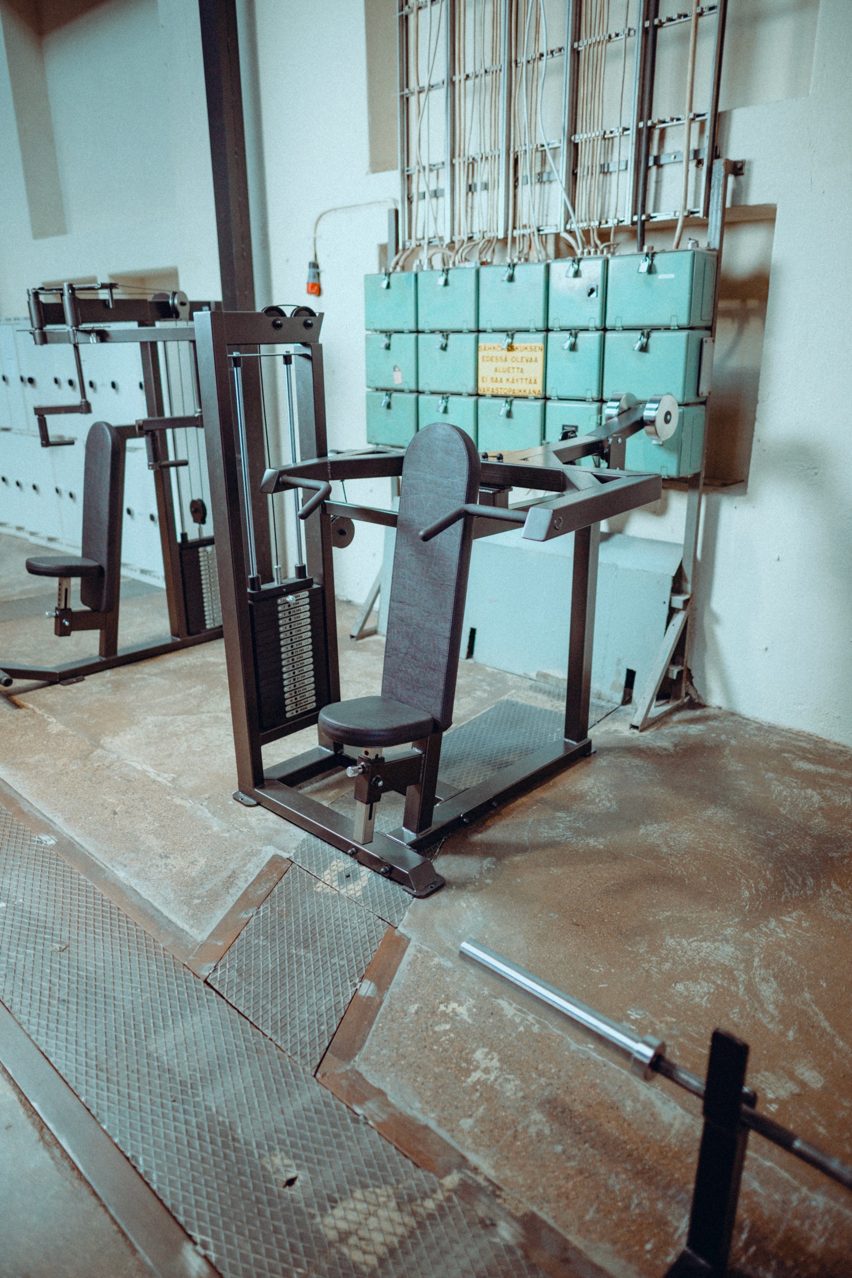 Shoulder press machine