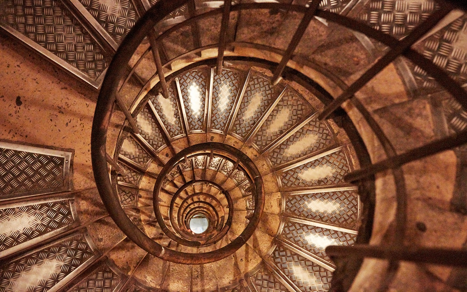 从上方俯视巴黎凯旋门内部的螺旋楼梯。