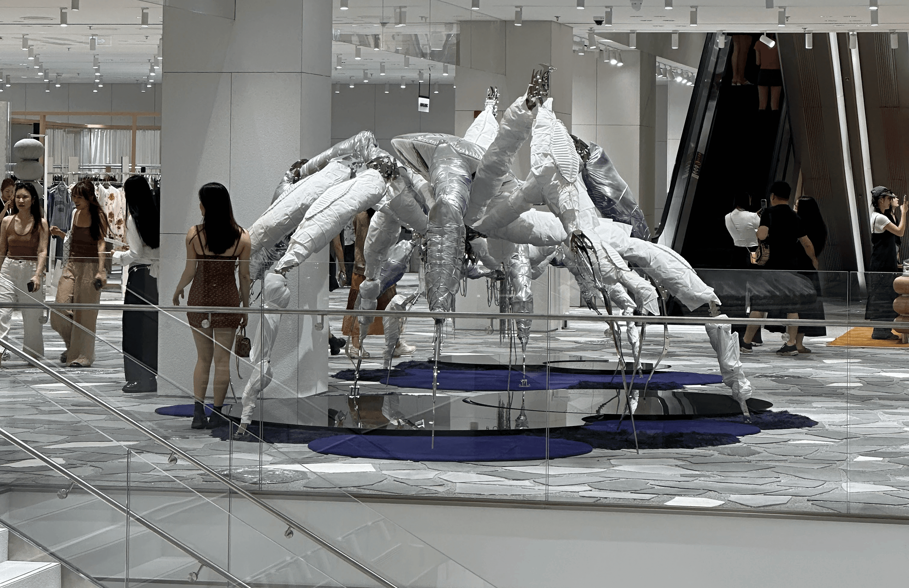 젠틀몬스터 HAUS NOWHERE SHENZHEN 개관 전날 The Arachnid 최종 설치 완료, 상업 공간 조형물 현장 설치 / Gentle Monster Haus Nowhere Shenzhen The Arachnid completed installation before opening day, commercial space sculpture on-site