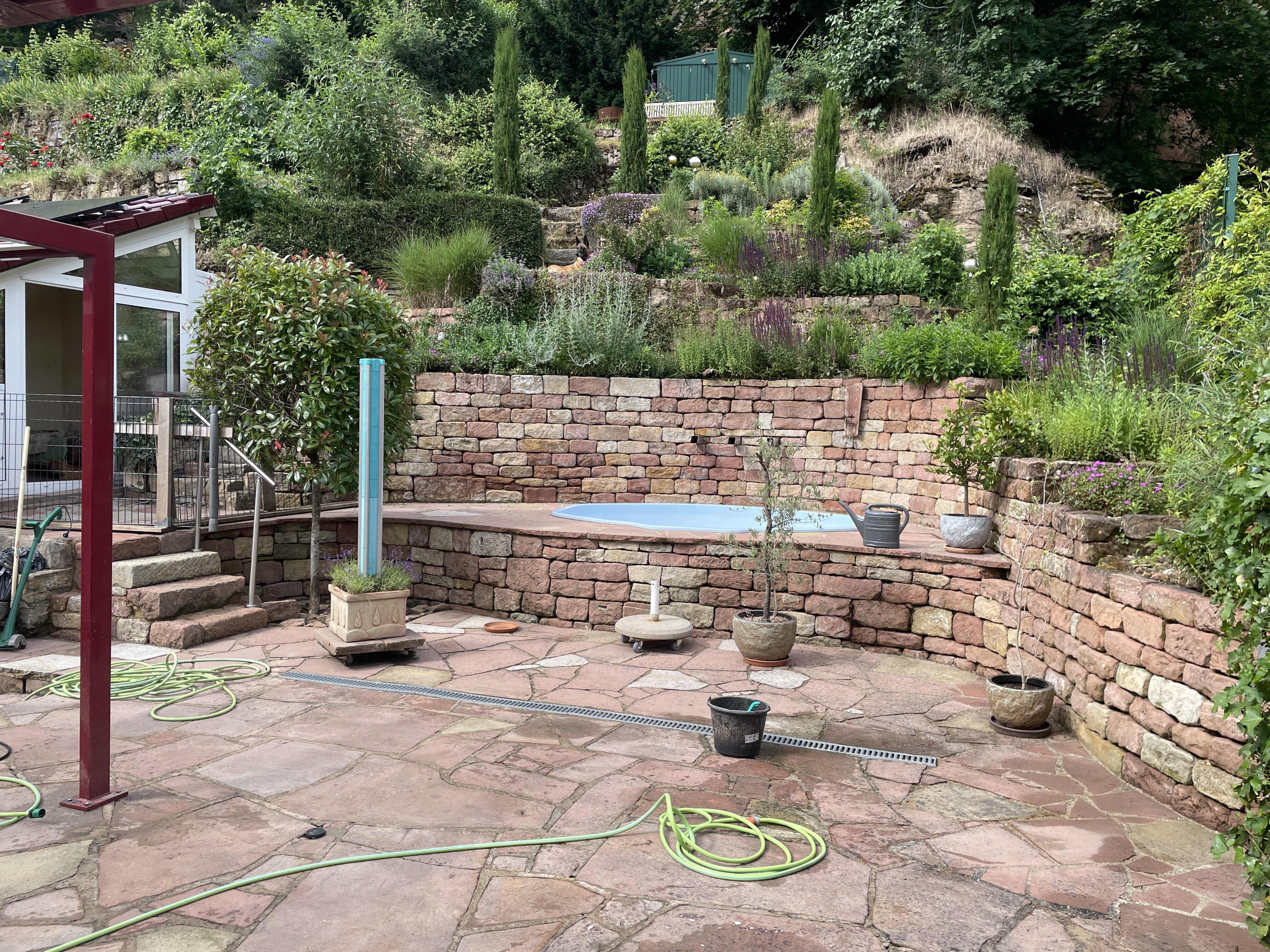 Ergebnis einer Steinreinigung von einem Kunden aus Bad Dürkheim. Die Terasse wurde mit einem Hochdruckreiniger gereinigt und Gartenarbeiten rund um den Pool wurde gemacht. Sandsteine glänzen wieder und sieht nun einladend aus