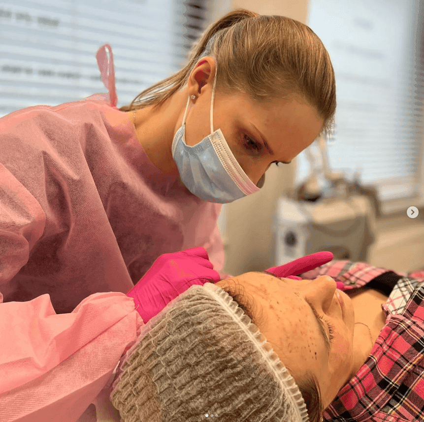 Specjalistka wykonująca mezoterapię bezigłową na twarz w studio Olala w Kozienicach..