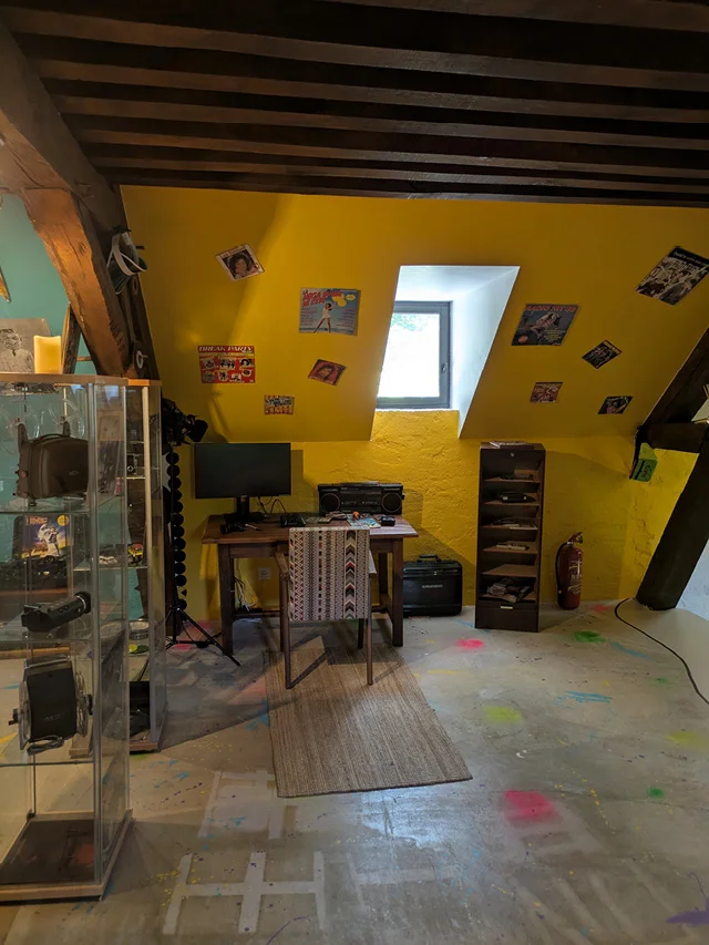 Le bureau de la chambre Kids’86 The Project avec décoration rétro années 80 et objets vintage&nbsp;&nbsp;