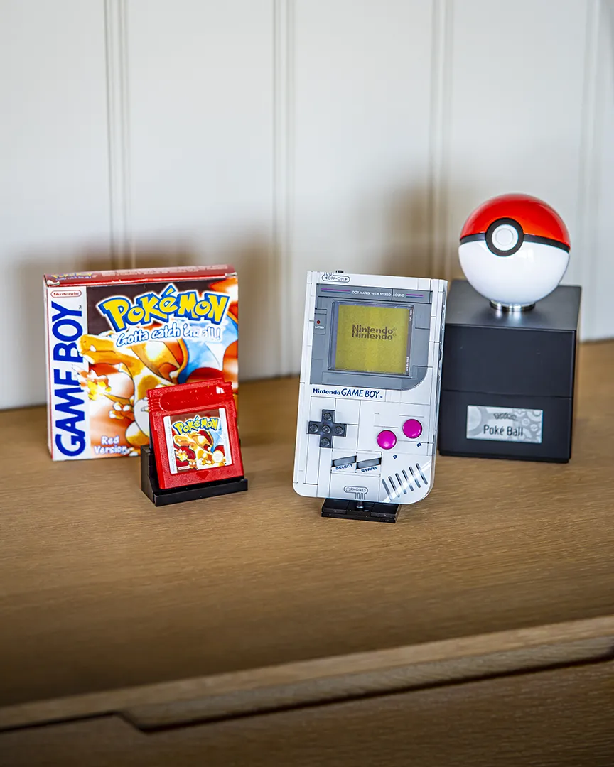 LEGO-modell av Nintendo Game Boy, Pokémon Red-spill og Pokéball utstilt sammen. 