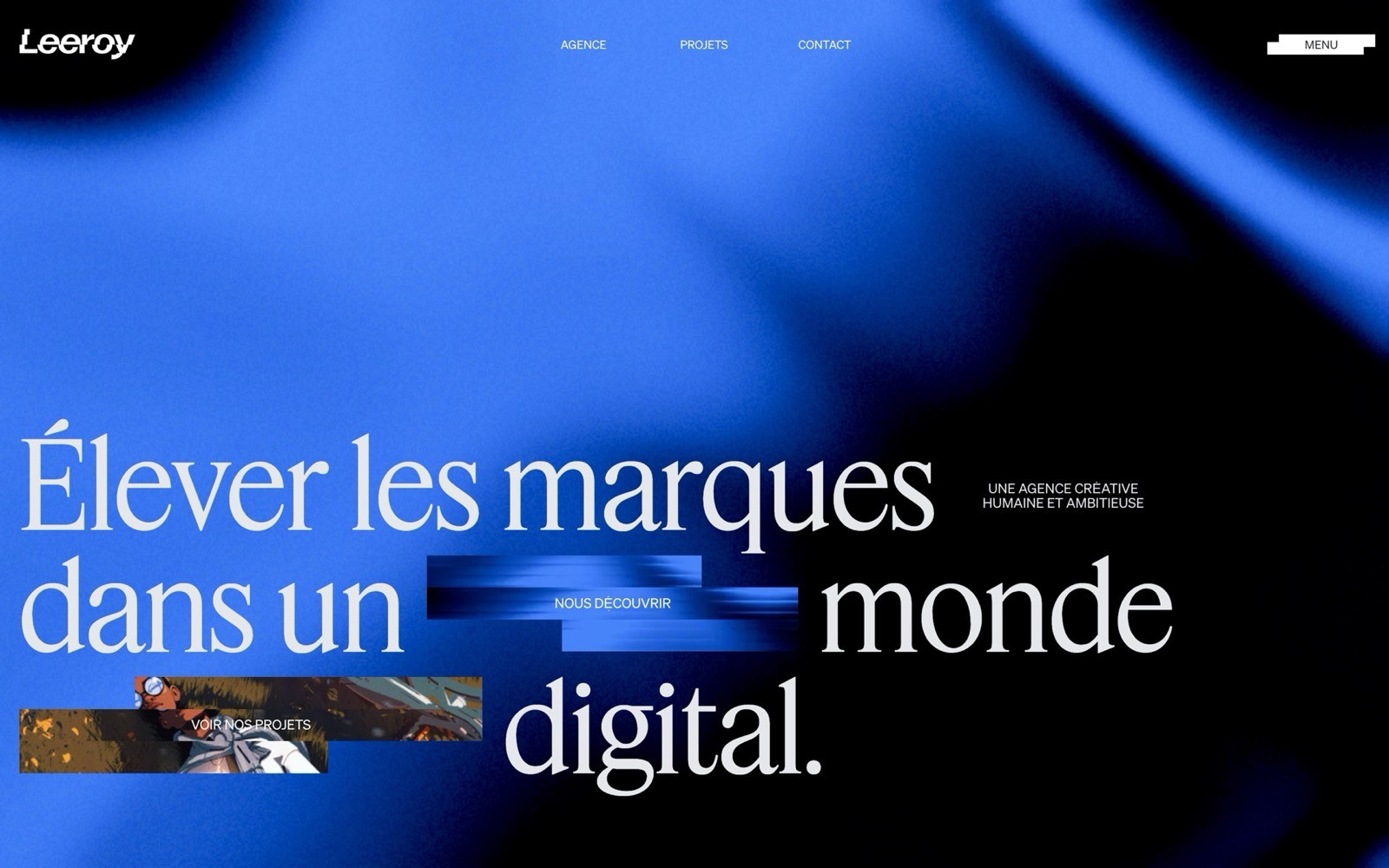 A minimalist website homepage features a vibrant blue background with elegant white text that reads "Élever les marques dans un monde digital," alongside a sleek navigation menu at the top.