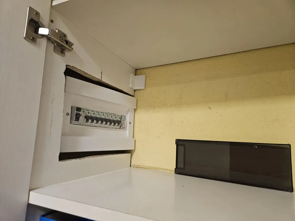 Uj feher elosztoszekreny fi-relevel es kismegszakitokkal telepitve a meglevo villanymero melle