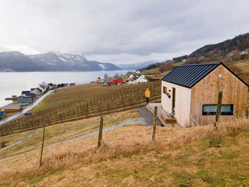 Hytte i frukthagen på Påldtun med utsikt over Gloppefjorden