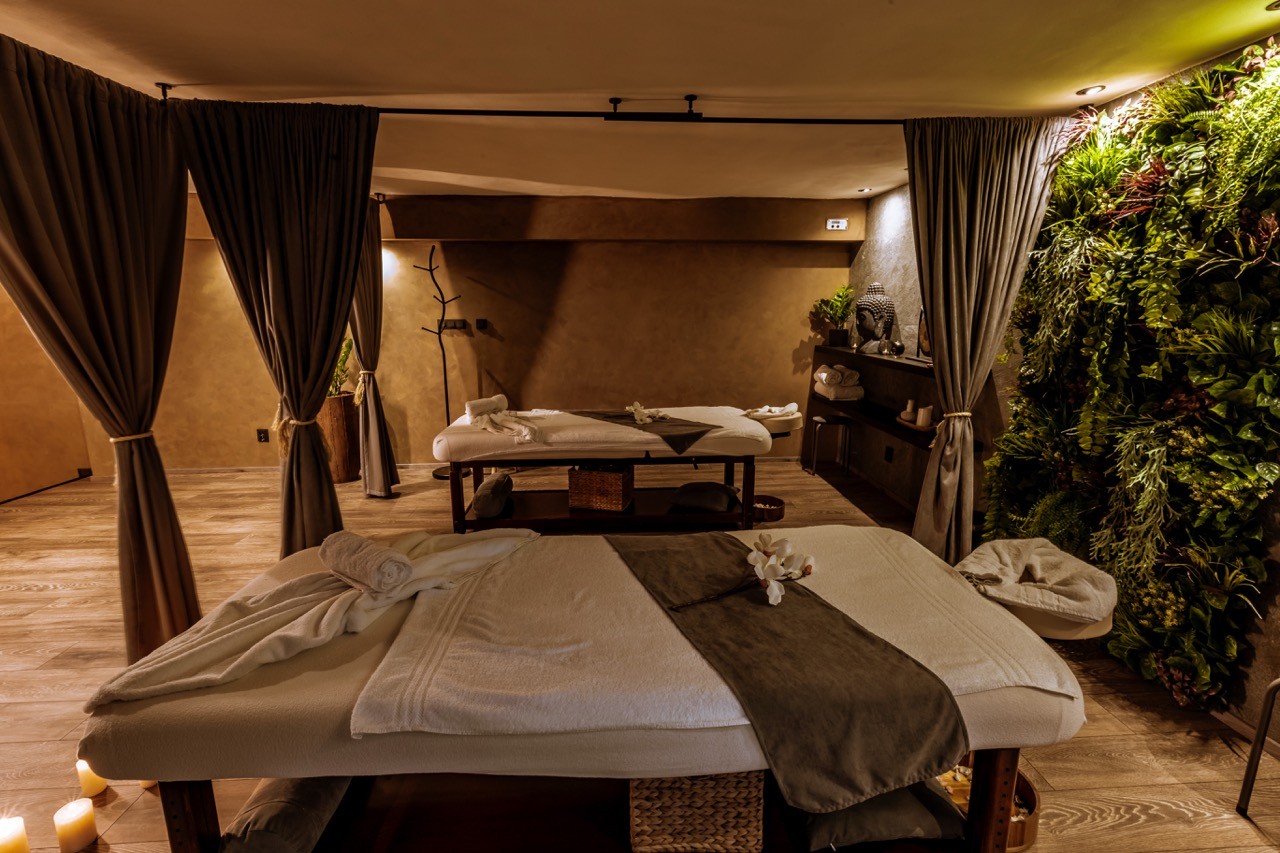 Komfortní masážní lehátka a relaxační místnosti připravené pro procedury v LAYA Spa Ritual Jablonec nad Nisou