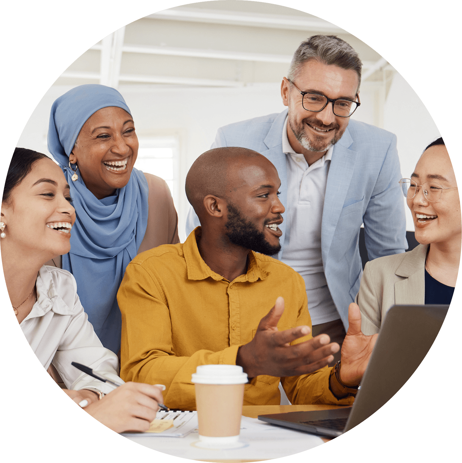 Pessoas colaborando em ambiente de trabalho, representando o crescimento conjunto.