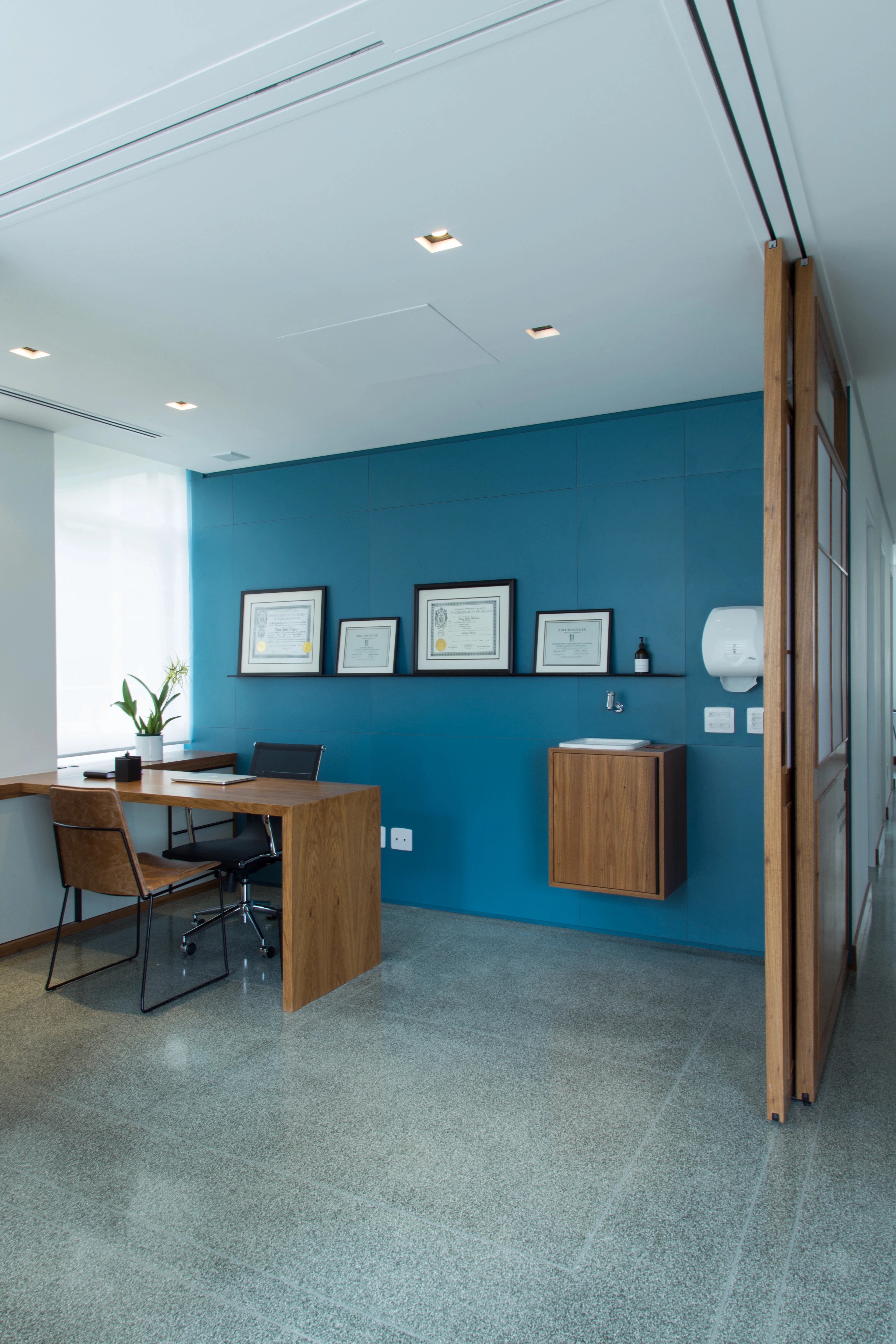 Cabinet médical design, bois, bureau, portes modulaires