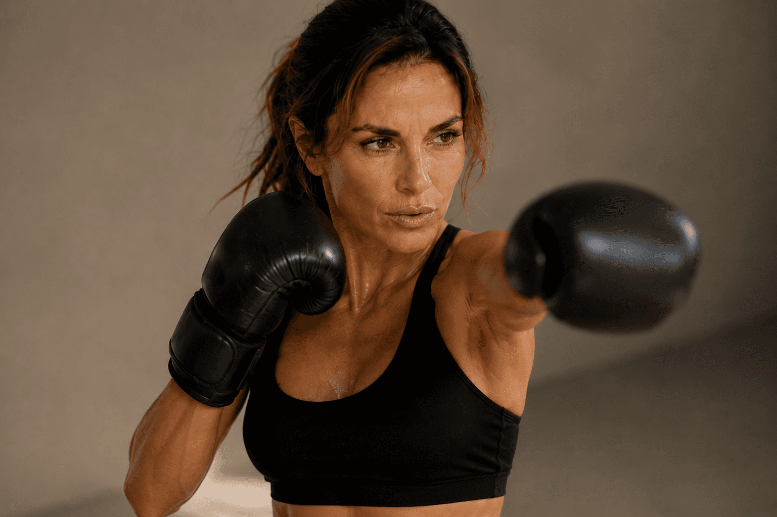 Représentation des différences biologiques cellulaires entre vieillissement masculin et féminin — chromosomes sexuels XX et XY, mitochondries et régulation hormonale selon les données de la géroscience contemporaine.