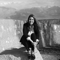 woman on focus photography