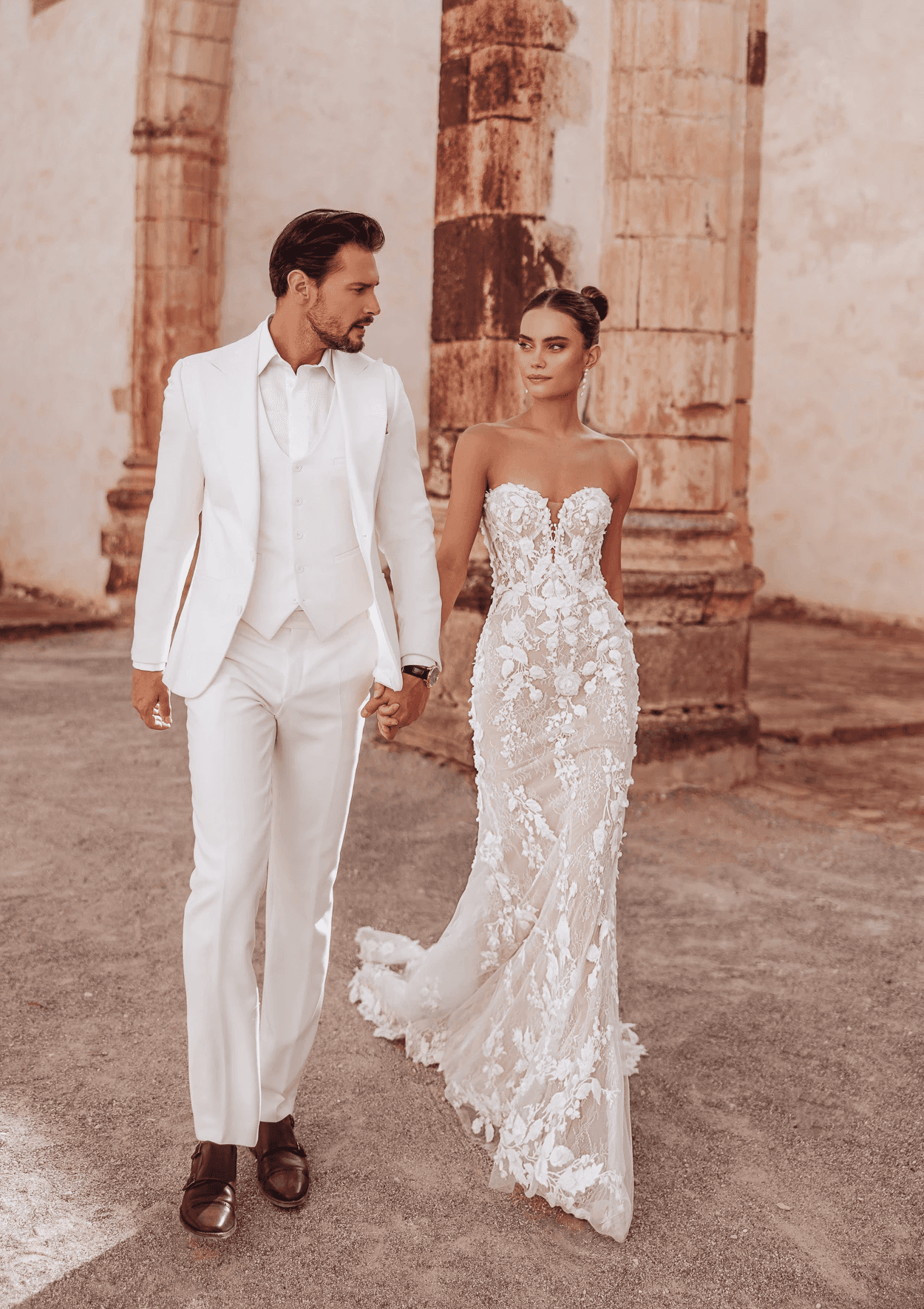 Fit and Flare Brautkleid von Dama Couture – Modell Sarifa – mit figurbetonter Silhouette