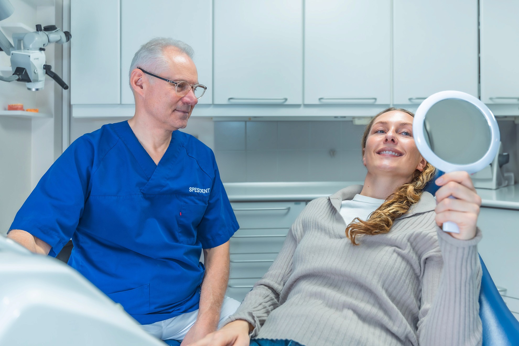 Pasient betrakter behandlingsresultat i speil med veiledning fra spesialist Henrik Skjerven