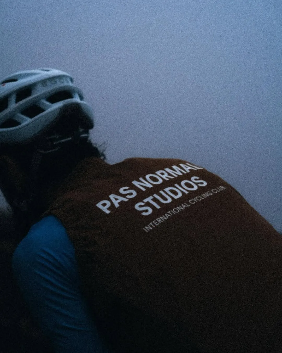 Gros plan sur le textile de cyclisme technique de la marque Pas Normal Studios en mouvement.