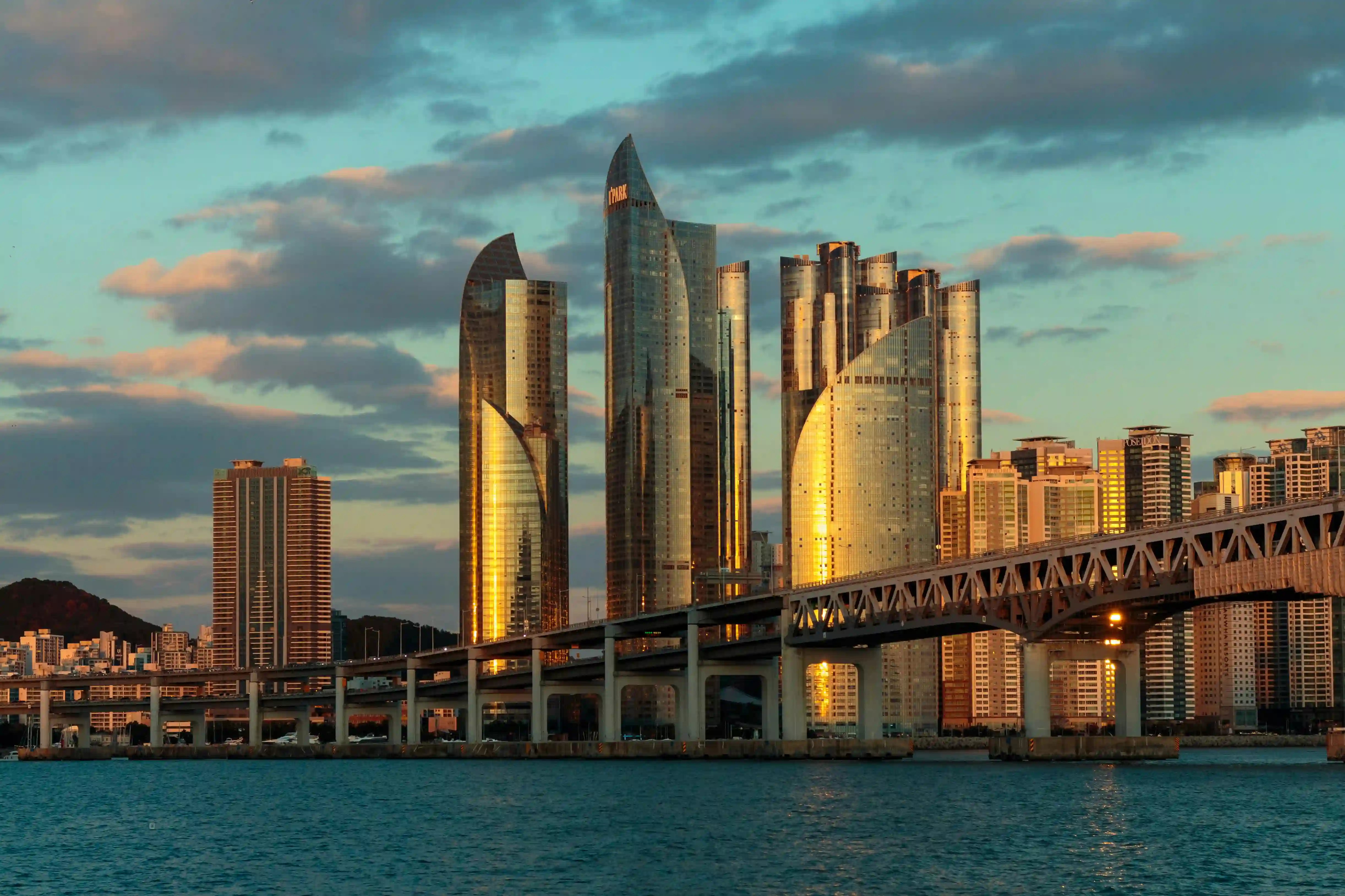 Un puente y edificios en Busan, Corea del Sur