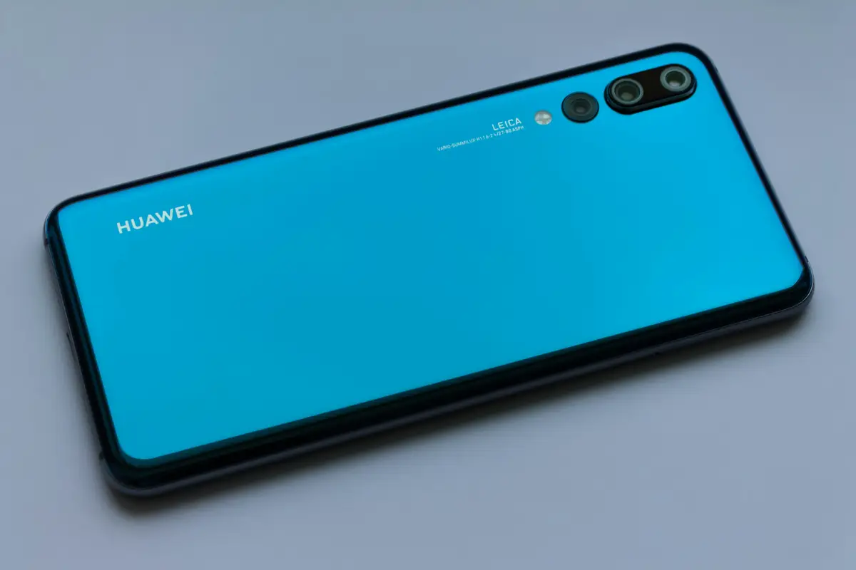 Blaues Huawei-Smartphone, das seine Rückseite mit Dual-Kamera und Leica-Branding zeigt