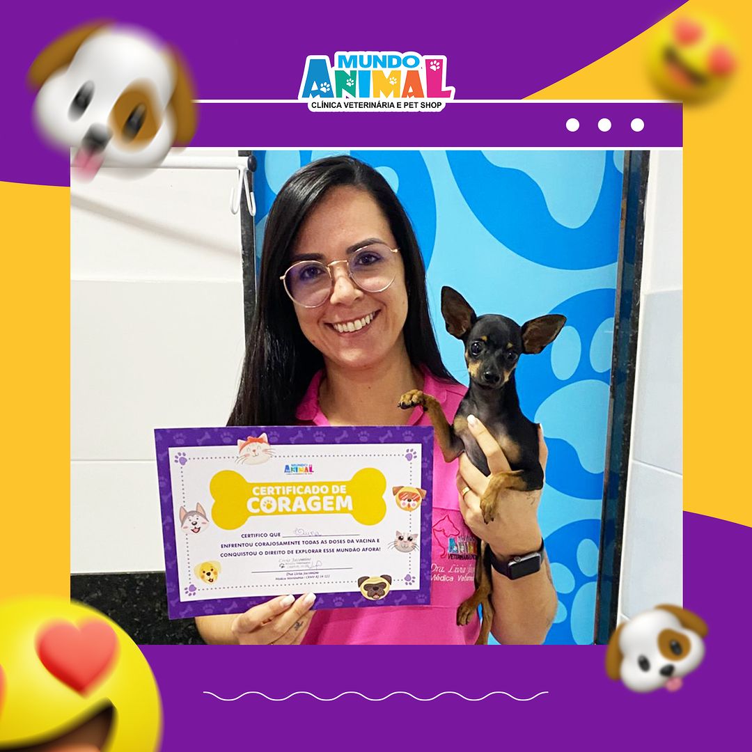 Dra Livia Jacomine exibindo seu diploma de formação veterinária, representando a equipe qualificada da clínica veterinária e pet shop em Bom Jesus do Itabapoana