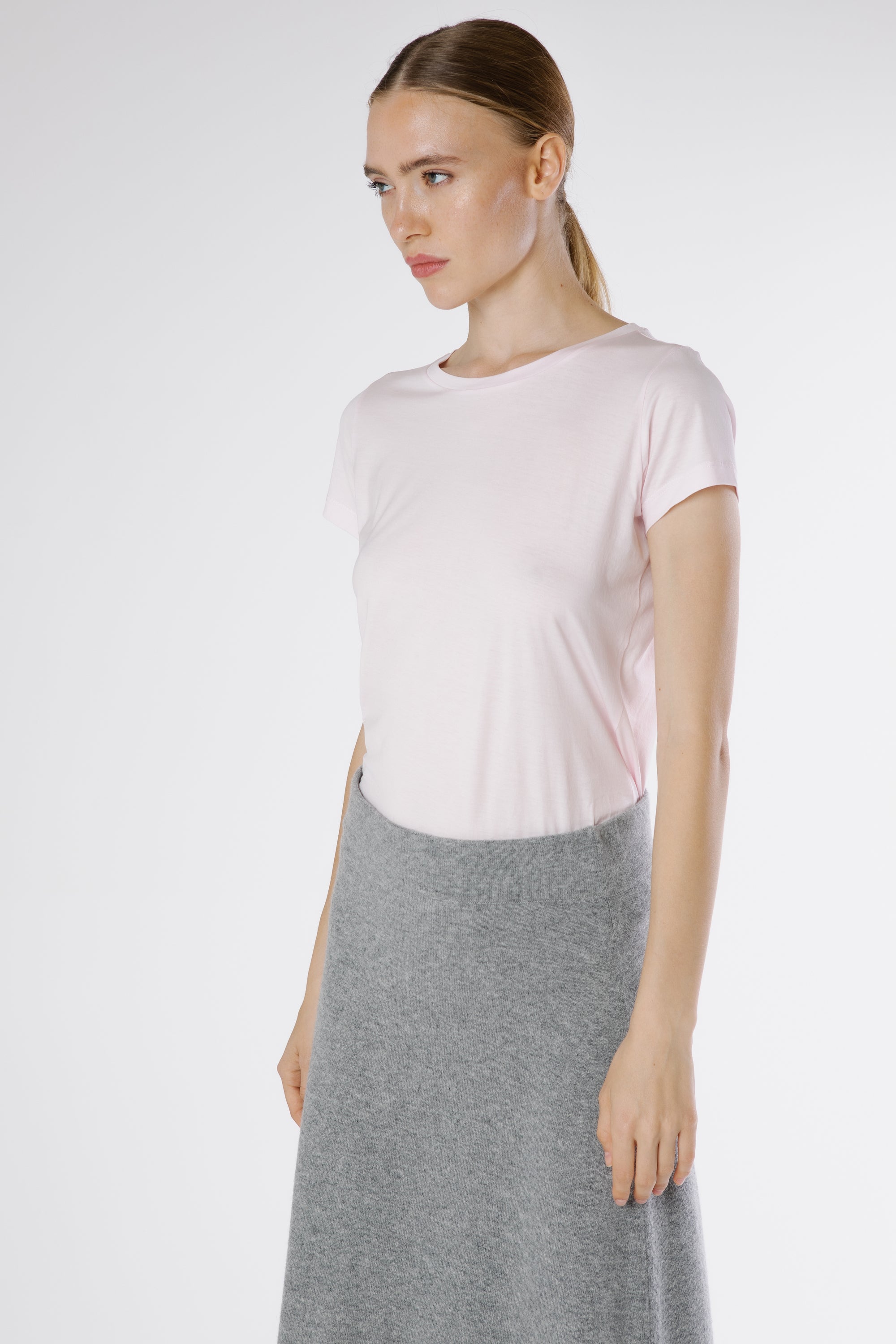 Front view of EcoLuxe Tee Rosa Polvo – soft blush pink organic cotton T-shirt with a minimalist, feminine silhouette