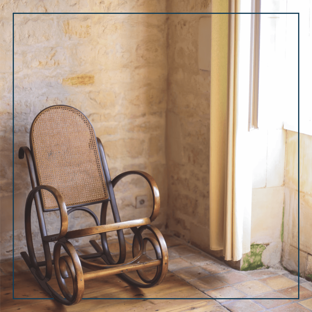 Hand mit Handy und Kompassapp, ein Schiff im Hintegrund