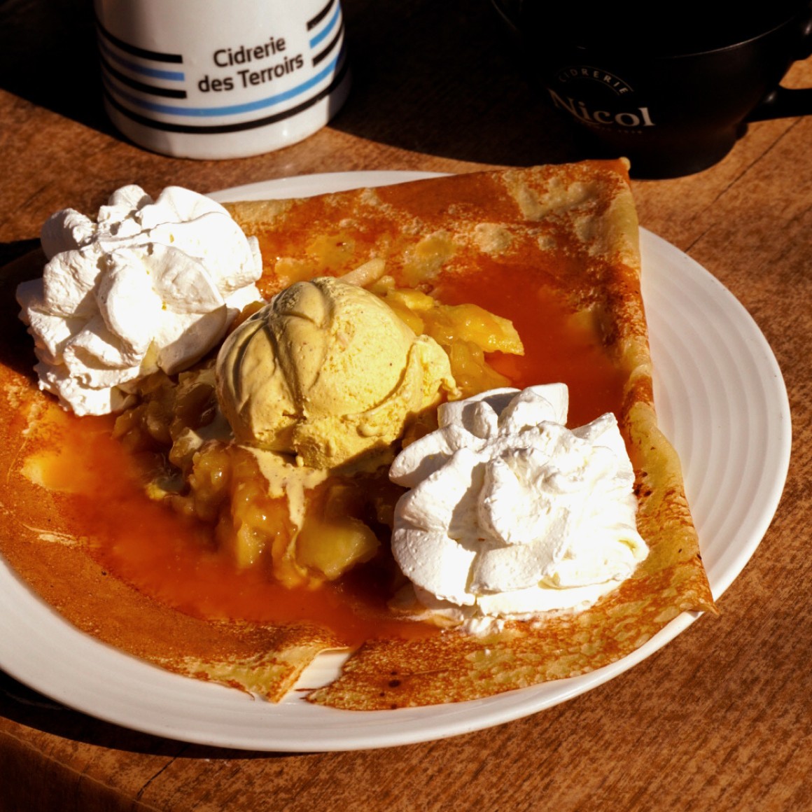 Photo, réalisée lors du shooting, d'une crèpe avec une boule de glace à la vanille, de la chantilly et du caramel au beurre salé.