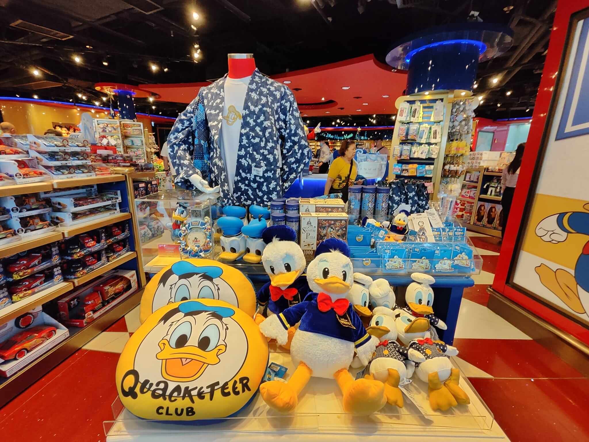 BW Floor Design 專業園藝工程方案，結合木質組合植床與特色步道，打造具美感的香港商業天台綠化景觀。