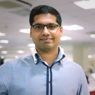 man in black crew neck shirt