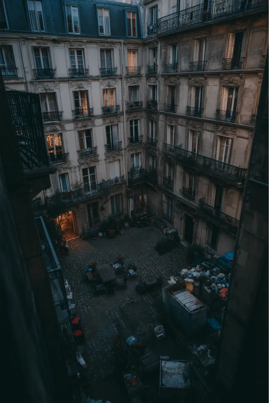 Parties communes mal entretenues dans une copropriété parisienne