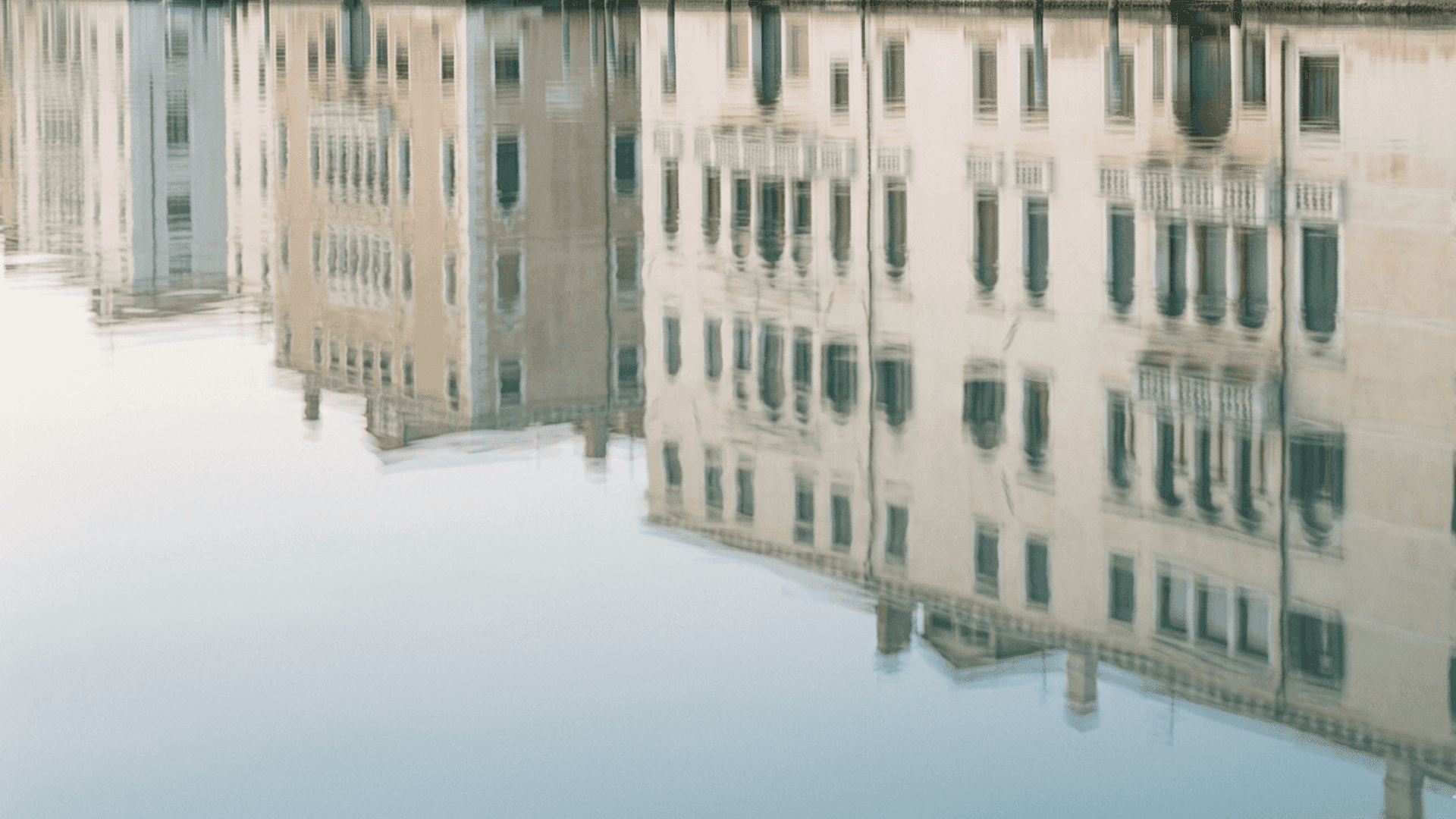 Отражения дворцов Венеции в воде — Гранд-канал и архитектура города