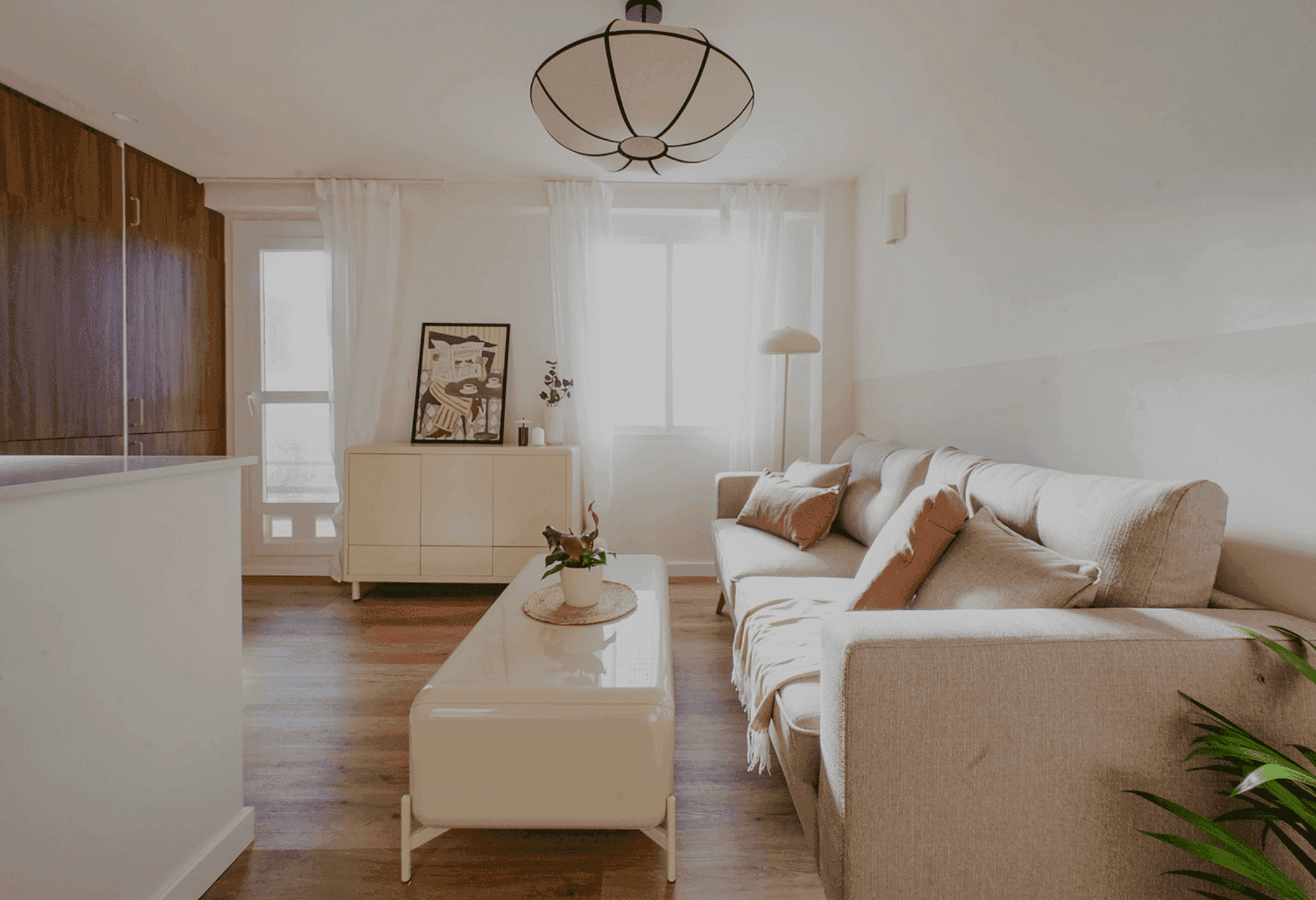 Living room of weVLC that is spacious and has a lot of light